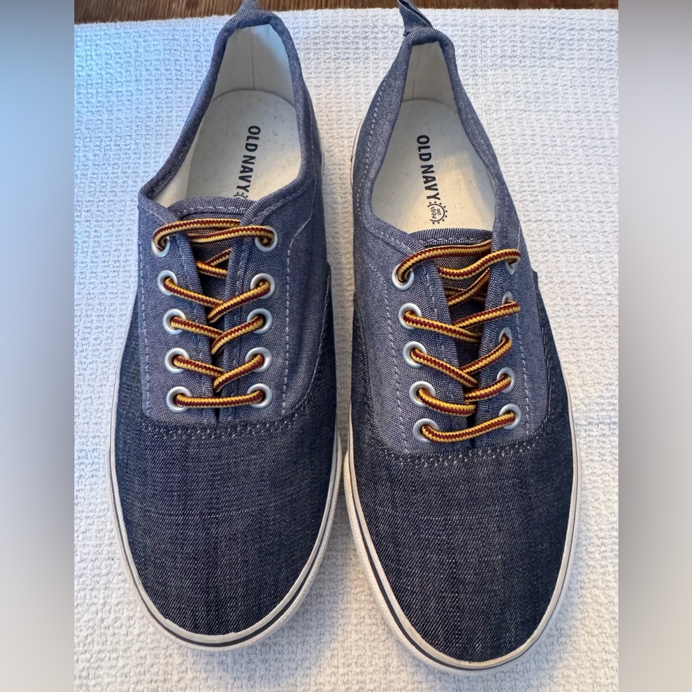 Old Navy Youth Size 5 Chambray Blue Canvas Lace Up Boat Shoes. NEW